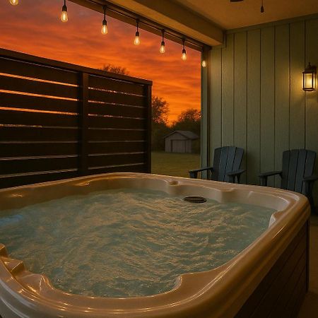 Вилла Modern Pigeon Forge Gem Near Dollywood, Gatlinburg & Smokies - 2 Mins To Pkwy & Strip, Hot Tub, Fire Pit, Cable, Hi-Speed Wifi Экстерьер фото