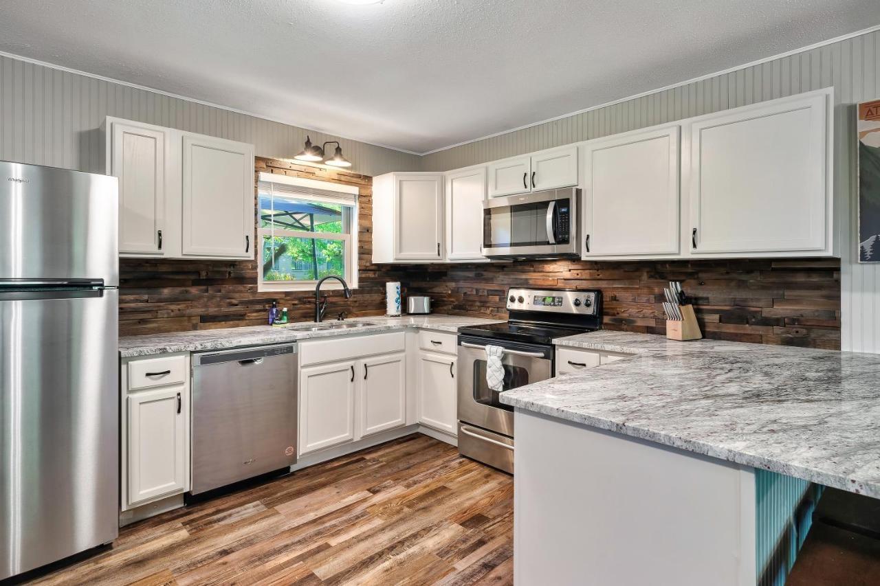 Вилла Modern Pigeon Forge Gem Near Dollywood, Gatlinburg & Smokies - 2 Mins To Pkwy & Strip, Hot Tub, Fire Pit, Cable, Hi-Speed Wifi Экстерьер фото
