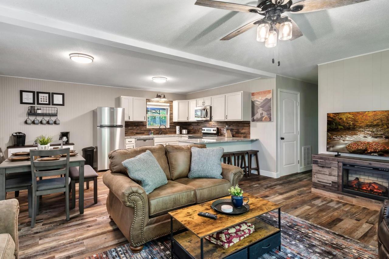 Вилла Modern Pigeon Forge Gem Near Dollywood, Gatlinburg & Smokies - 2 Mins To Pkwy & Strip, Hot Tub, Fire Pit, Cable, Hi-Speed Wifi Экстерьер фото