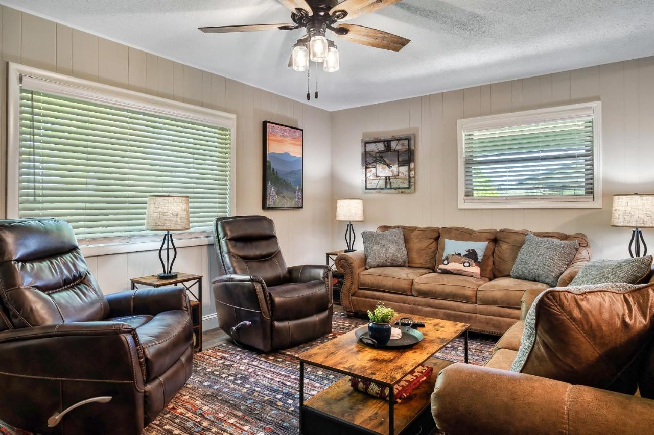 Вилла Modern Pigeon Forge Gem Near Dollywood, Gatlinburg & Smokies - 2 Mins To Pkwy & Strip, Hot Tub, Fire Pit, Cable, Hi-Speed Wifi Экстерьер фото