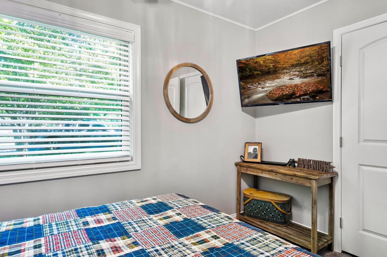 Вилла Modern Pigeon Forge Gem Near Dollywood, Gatlinburg & Smokies - 2 Mins To Pkwy & Strip, Hot Tub, Fire Pit, Cable, Hi-Speed Wifi Экстерьер фото