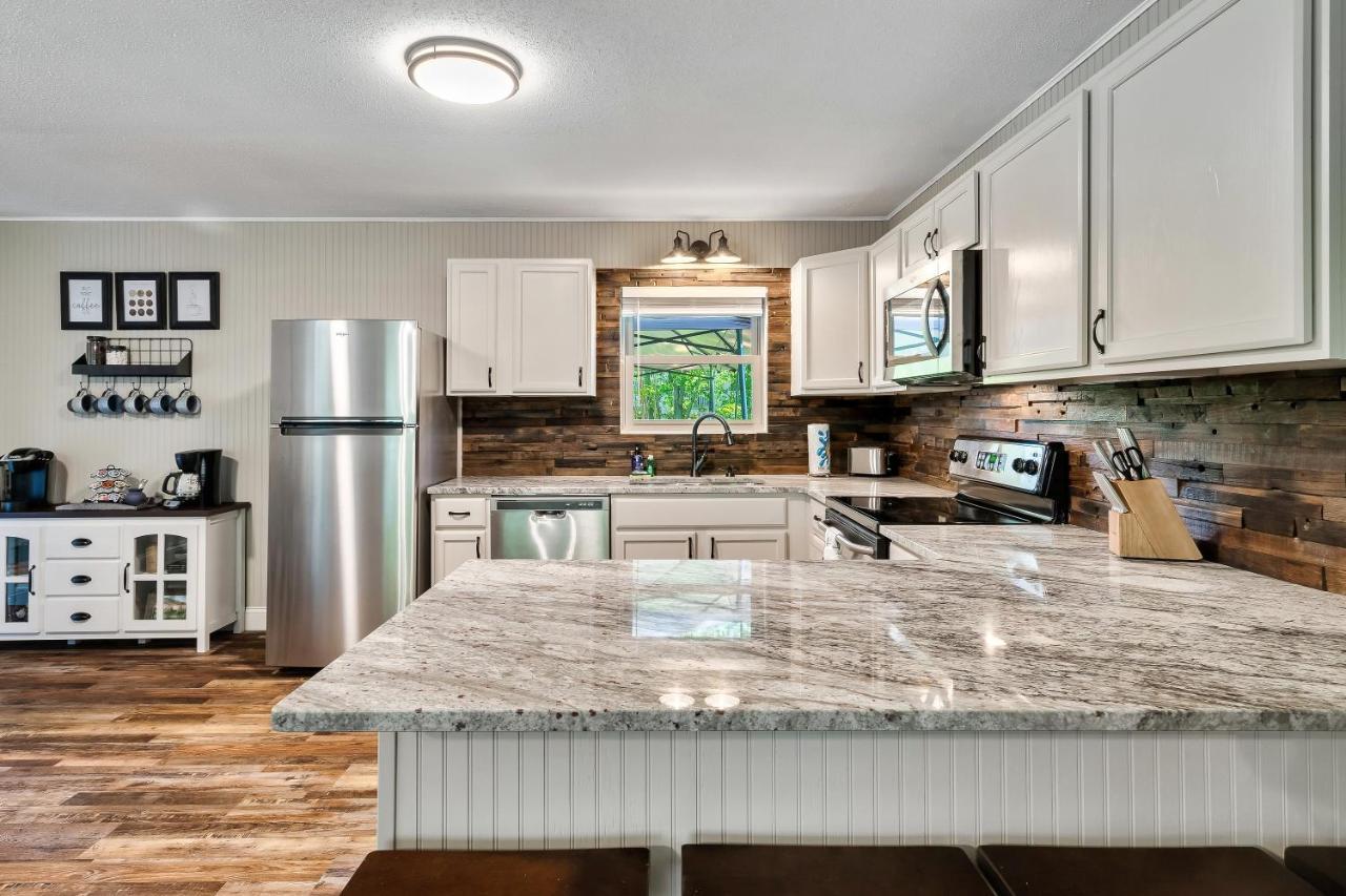 Вилла Modern Pigeon Forge Gem Near Dollywood, Gatlinburg & Smokies - 2 Mins To Pkwy & Strip, Hot Tub, Fire Pit, Cable, Hi-Speed Wifi Экстерьер фото