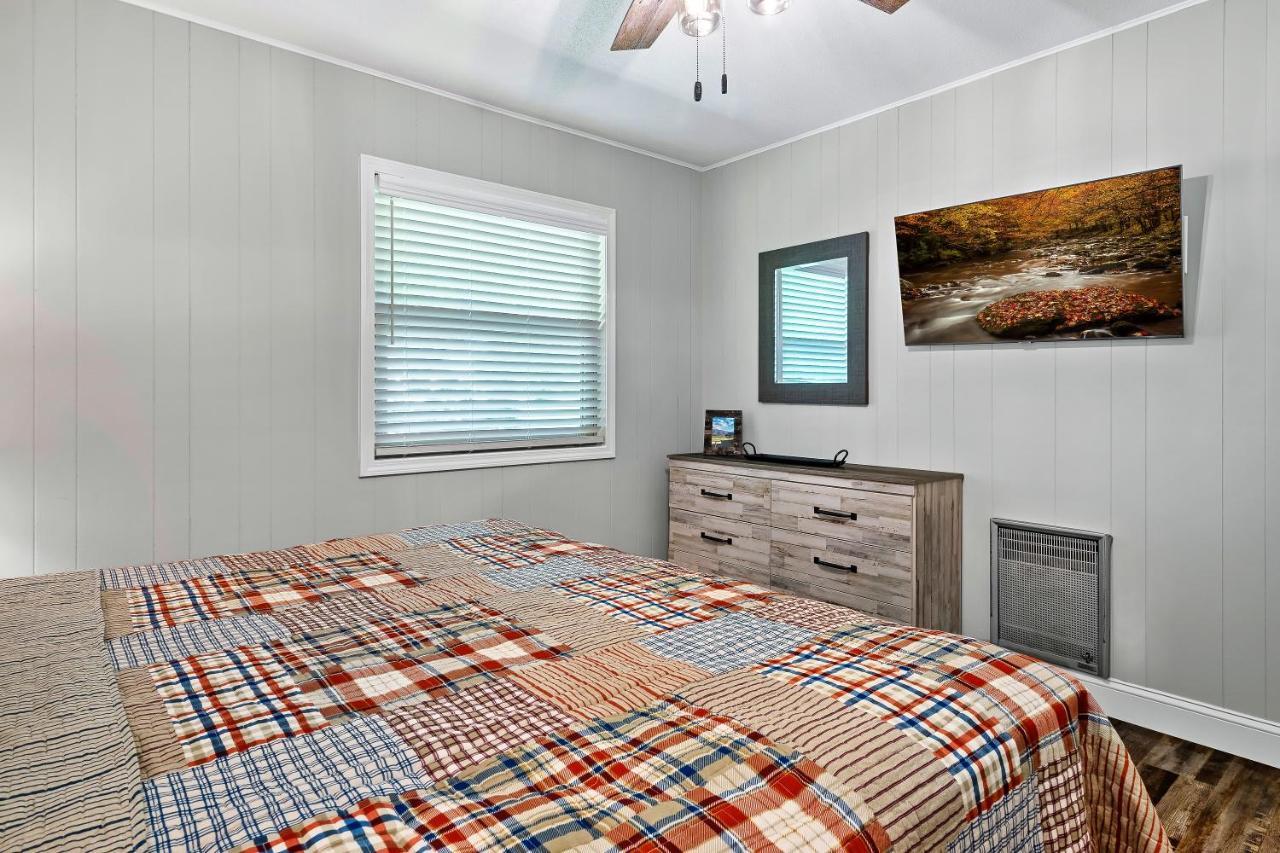 Вилла Modern Pigeon Forge Gem Near Dollywood, Gatlinburg & Smokies - 2 Mins To Pkwy & Strip, Hot Tub, Fire Pit, Cable, Hi-Speed Wifi Экстерьер фото