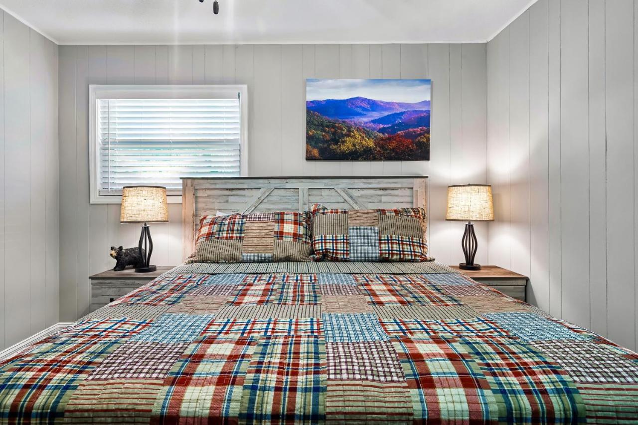 Вилла Modern Pigeon Forge Gem Near Dollywood, Gatlinburg & Smokies - 2 Mins To Pkwy & Strip, Hot Tub, Fire Pit, Cable, Hi-Speed Wifi Экстерьер фото