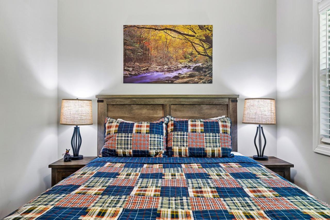 Вилла Modern Pigeon Forge Gem Near Dollywood, Gatlinburg & Smokies - 2 Mins To Pkwy & Strip, Hot Tub, Fire Pit, Cable, Hi-Speed Wifi Экстерьер фото
