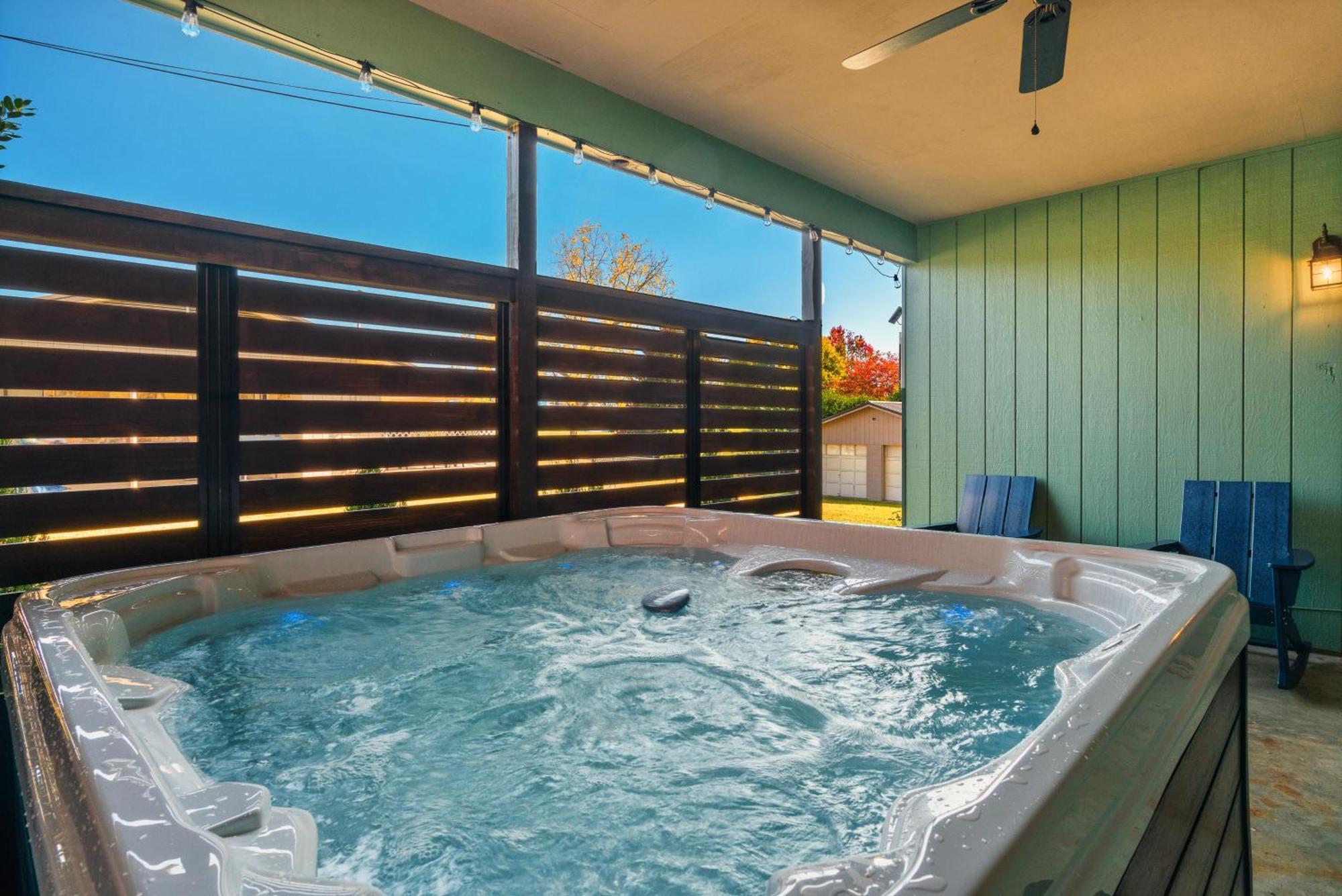 Вилла Modern Pigeon Forge Gem Near Dollywood, Gatlinburg & Smokies - 2 Mins To Pkwy & Strip, Hot Tub, Fire Pit, Cable, Hi-Speed Wifi Экстерьер фото
